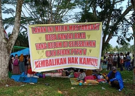 Masyarakat Desa Pantai Raja.